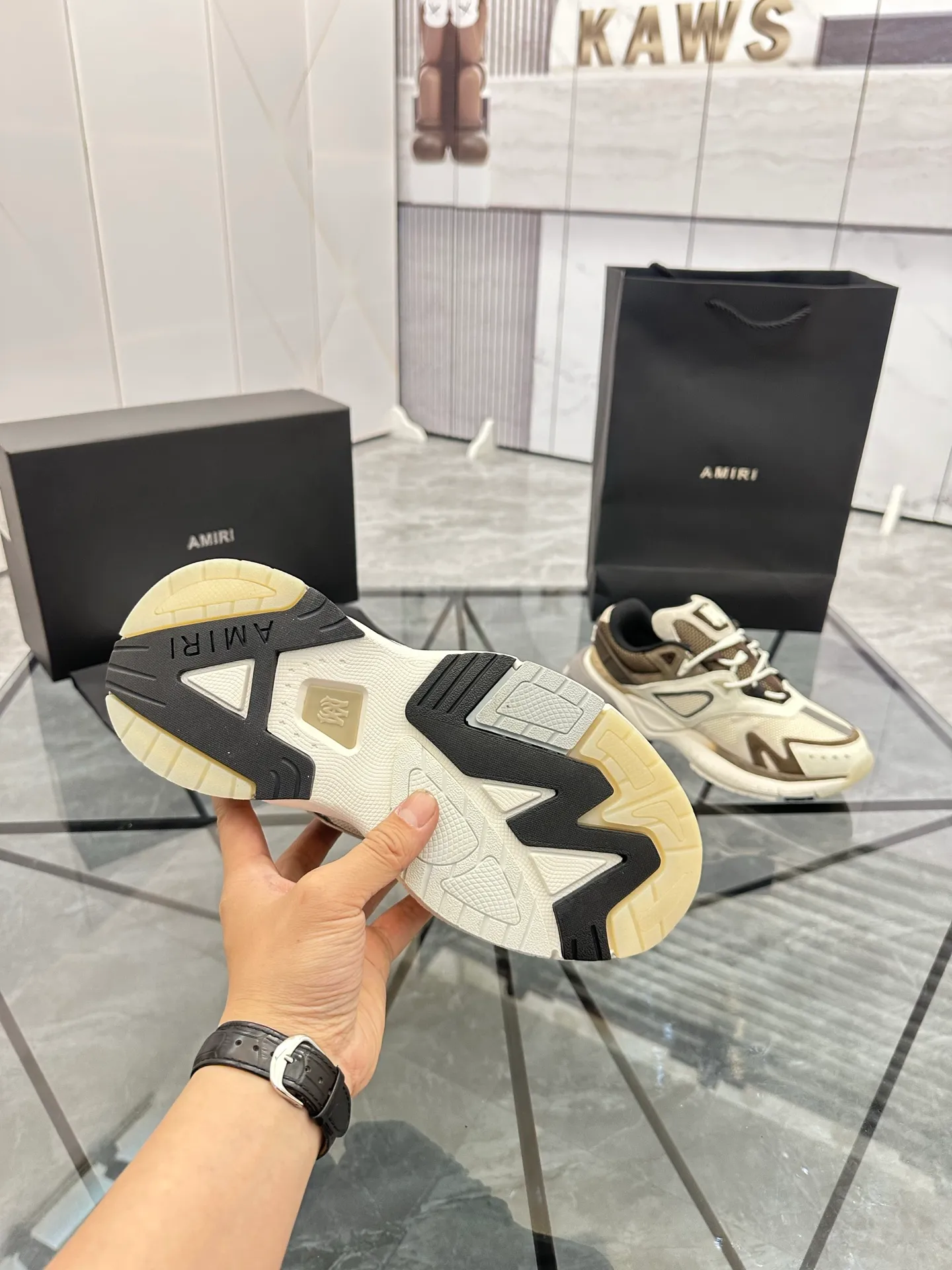 Men's shoes: 💰P720¥ Guangzhou top quality Product trademark: AMIRI* "Amir*" low-top casual shoes Regular size: 39-44 (can be customized to 45) Product materials: upper imported first-layer cowhide stitching original material, breathable lining, original outsole. Number: 525